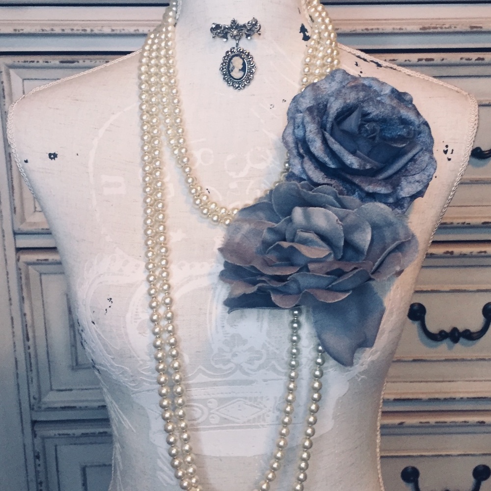 Necklace, Cameo and silk flowers